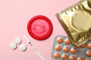 diferentes tipos de contraceptivos e preventivos, camisinha masculina, pílula anticoncepcional, implante