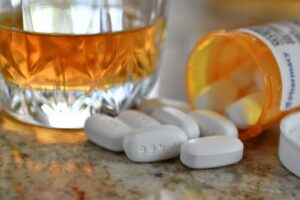misturar bebida com medicamento