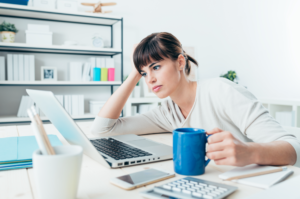 mulher trabalhando cansada, tipos de cansaços