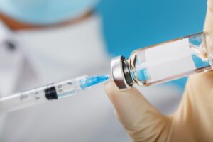 Profissional da saúde preparando para aplicação da vacina BCG