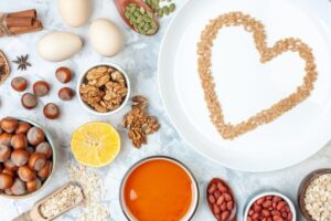 Grãos e aveia, bons alimentos para prevenir doenças cardíacas, dispostos sobre uma mesa. 