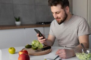 Homem seguindo receita de dieta saudável para aumentar a saúde do coração. 