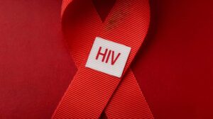 Laço vermelho, símbolo da campanha de prevenção do HIV