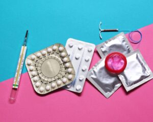 Tipos de contraceptivos dispostos sobre uma superfície sólida.