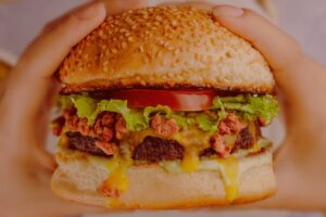 Mitos e verdades sobre o colesterol – imagem de homem se alimentando de forma saudável para cuidar da saúde do coração