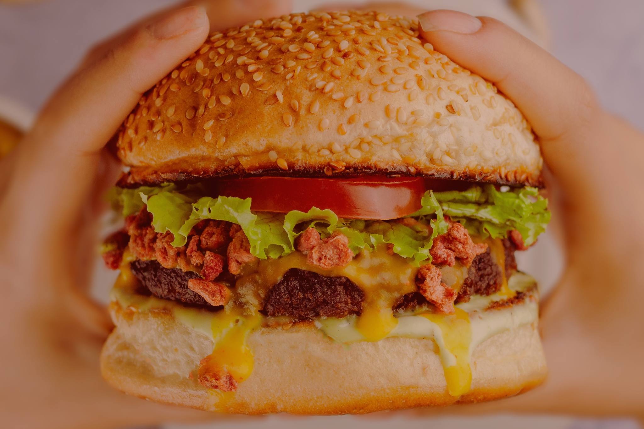 Mitos e verdades sobre o colesterol – imagem de homem se alimentando de forma saudável para cuidar da saúde do coração