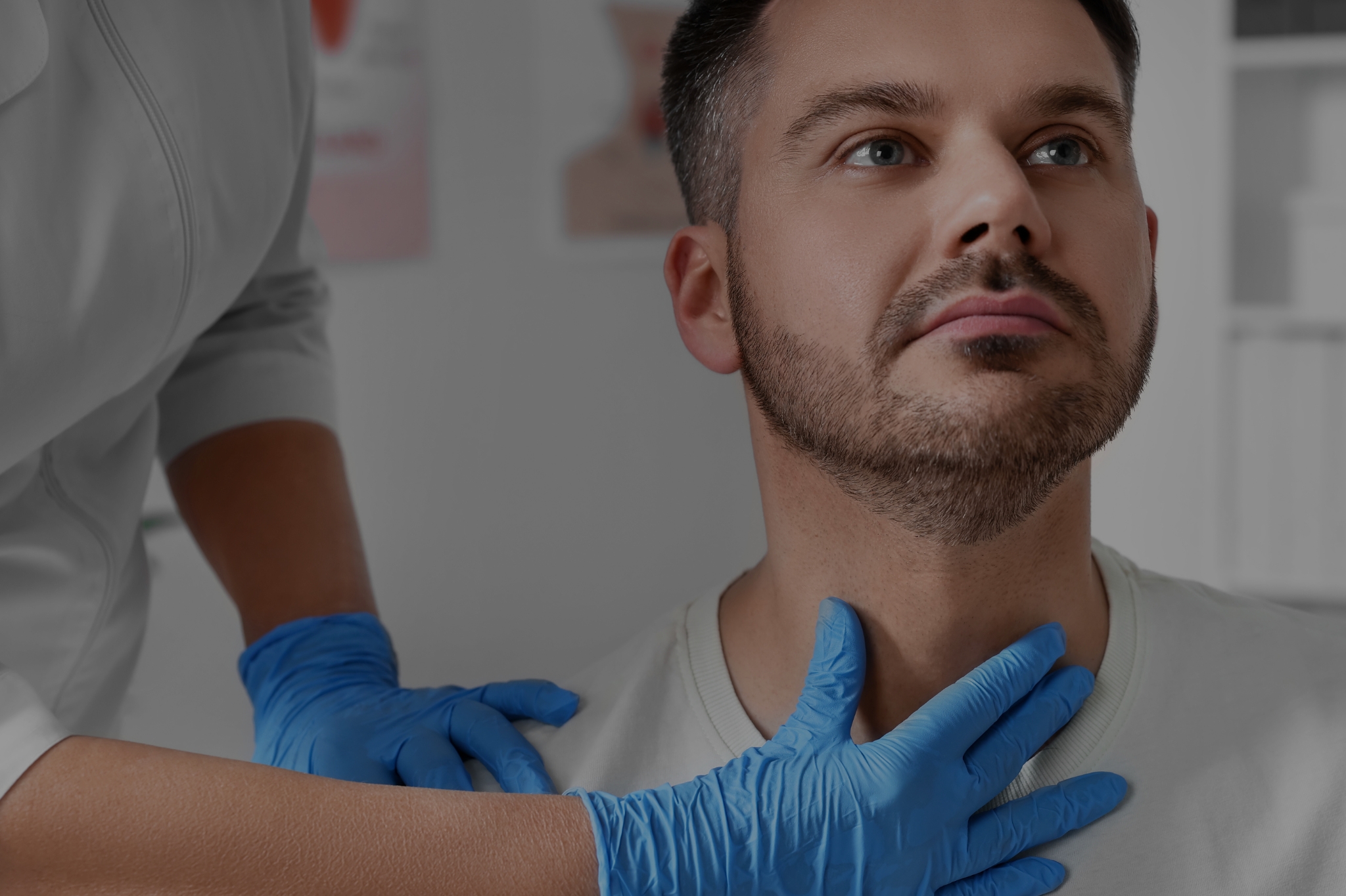 Agosto Azul e o uso da abiraterona no tratamento do câncer de próstata – médico examinando paciente masculino durante consulta preventiva