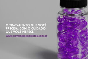 A arte foi criada para transmitir a mensagem de que a Nova Medicamentos oferece não apenas o acesso ao medicamento, mas também um atendimento humanizado e confiável. A frase central — “O tratamento que você precisa, com o cuidado que você merece.” — reforça o compromisso da marca em unir acesso ao tratamento com acolhimento ao paciente.