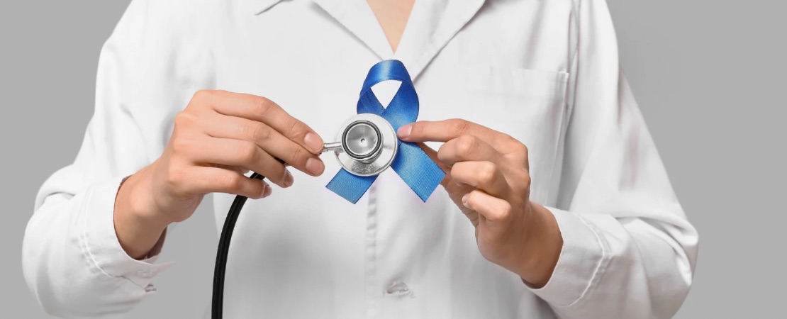 Médica segurando fita de conscientização do câncer representando exame preventivo